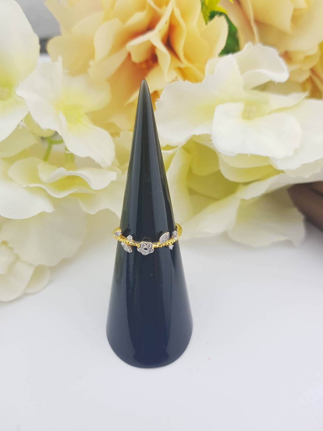 สั่งผลิตเพชรเบลเยี่ยมคัท แหวนแต่งงาน แหวนหมั้น ใส่เที่ยว ออกงาน แหวนทองคำ 18K เพชรแท้ 0.10 กะรัต 1.45 กรัม น้ำ 99 ราคาถูกมาก มีใบรับประกันค่ะ