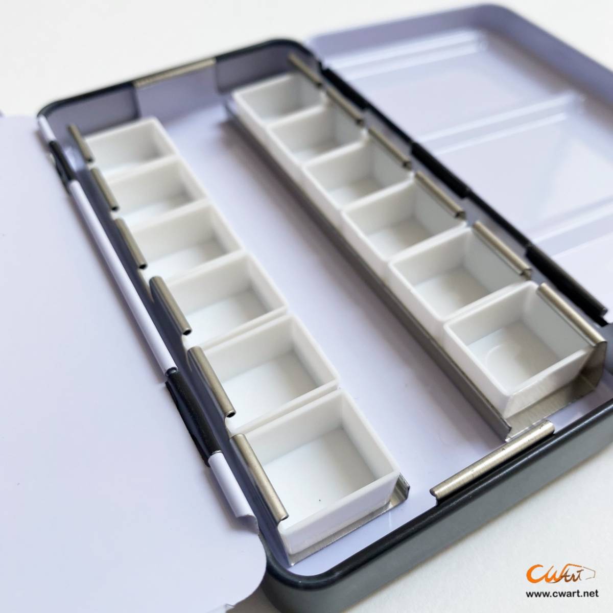 จานสีน้ำตลับโลหะ Museo + 12 แพน