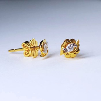 สั่งผลิตต่างหูทองเพชรเบลเยี่ยมคัท ใส่ทุกวัน ใส่เที่ยว ออกงาน เพชรแท้ ทอง18K 14 ตัง 2.49 กรัม น้ำ 98 ราคาถูกมาก มีใบรับประกันค่ะ