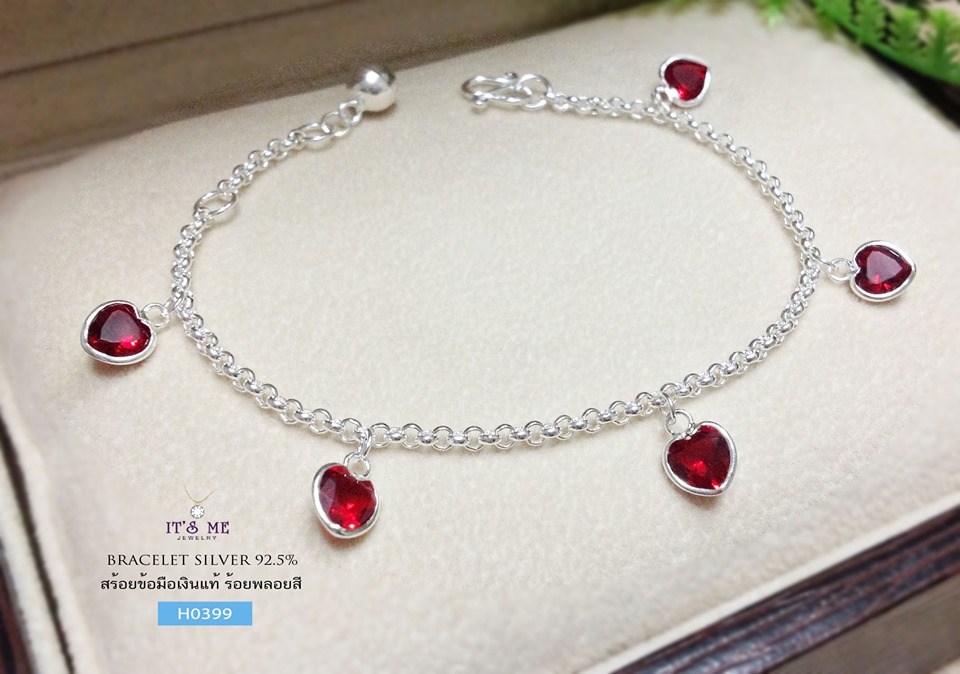 สร้อยข้อมือเงินแท้ ร้อยตุ้งติ้งหัวใจพลอยสี ขนาดหัวใจประมาณ 0.5 cm. ค่ะ ข้อมือเส้นไม่ใหญ่มาก น่ารักๆ จ้า เหมาะสำหรับคนข้อมือเล็ก และกลางๆ นะคะ มีห่วงทดปรับระดับได้ค่ะ
