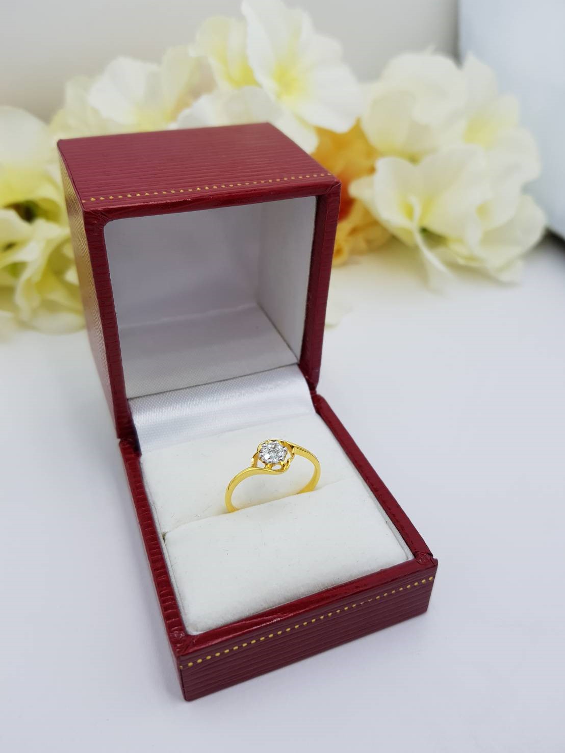 สั่งผลิตเพชรเบลเยี่ยมคัท แหวนแต่งงาน แหวนหมั้น ใส่เที่ยว ออกงาน แหวนทองคำ 18K เพชรแท้ 0.10 กะรัต 1.60 กรัม น้ำ 99 ราคาถูกมาก มีใบรับประกันค่ะ