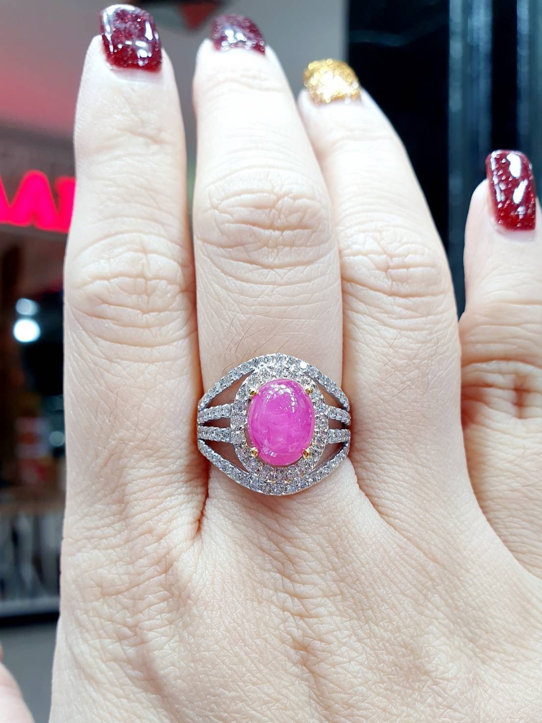 พร้อมส่งและสั่งผลิตแหวนเพชรแท้ พลอยทับทิมอัฟริกาหลังเบี้ยสีแดงอมชมพูสีคล้ายทับทิมพม่า ดีไซน์หน้ากว้างกำลังดี ล้อมเพชรเบลเยี่ยมคัทขาววิ้งไฟดีระยิบระยับเจิดจรัส แหวนแต่งงาน แหวนหมั้น ใส่เที่ยว ออกงาน แหวนทองคำ 9K เพชรแท้ 0.86 กะรัต 86 เม็ด ราคาถูกมาก ส่งฟรี