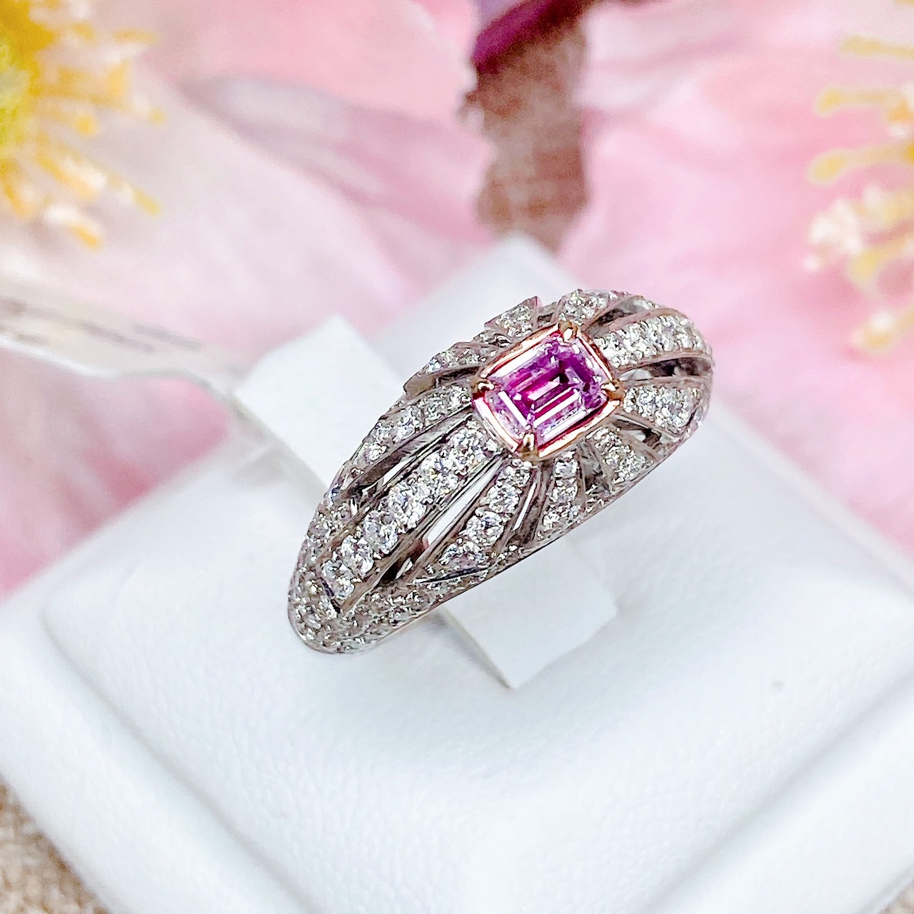 แหวนดีไซน์สวยเพชรสีชมพูหายาก ตัวเรือนแหวน White Gold. ใส่เด่นสง่ามากค่ะ หน้าแหวนกว้างปิดหน้านิ้ว ใส่สวยเพชรสีชมพูชัดมากค่ะ