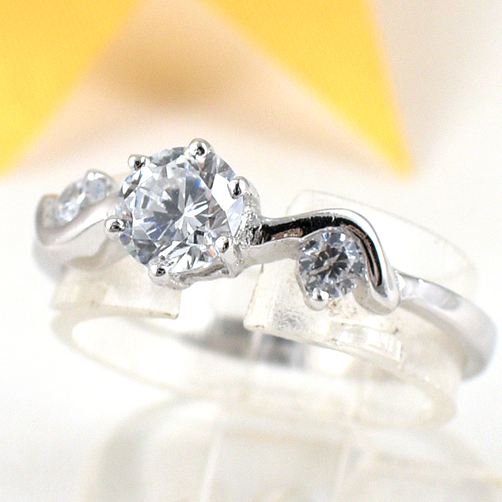 แหวนเงินแท้ราคาถูกชุบทองคำขาว เพชรCZเม็ดกลาง 0.50 กะรัต เพชรCZเม็ดข้าง 0.12 กะรัต งานประณีตสวยงาม สั่งผลิตค่ะ