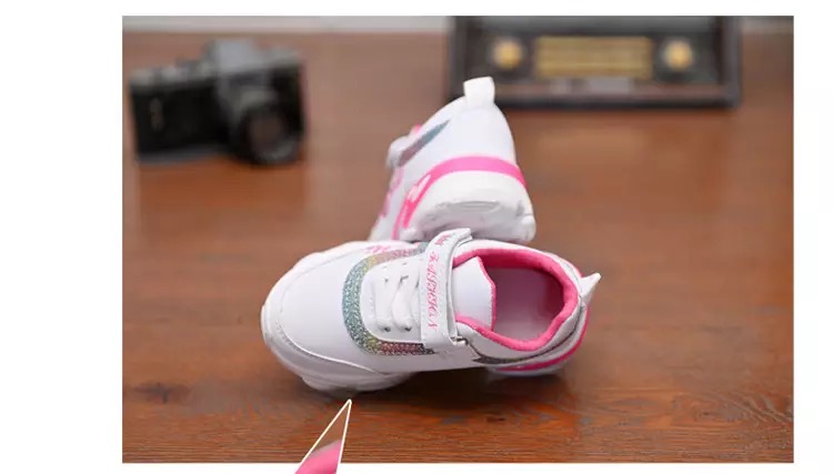 รองเท้าผ้าใบ ไล่ขอบสีรุ้ง แต่งขอบสีชมพู