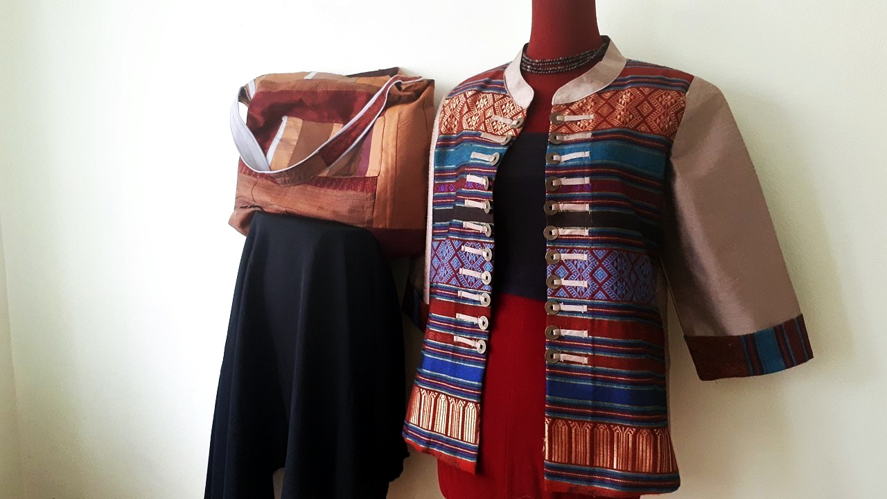 SIVAREE Circular Bag กระเป๋าผ้าไหมลดโลกร้อน ลดพลังงาน ดูแลสิ่งแวดล้อม ราคาพร้อมส่ง ฟ้า,ครีมและแดงไหมเก่า