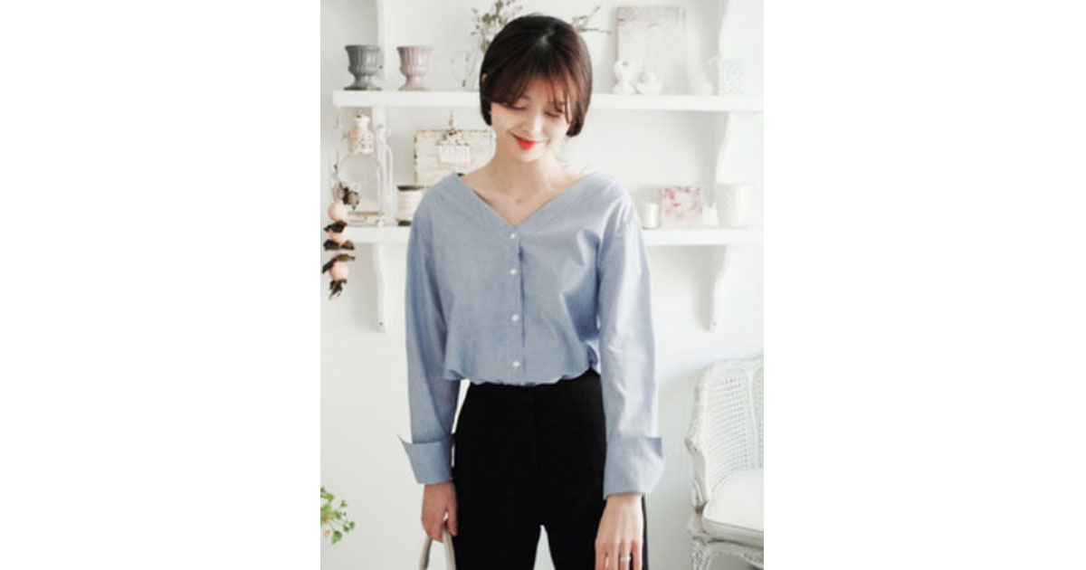 เสื้อเชื๊ตแฟชั่นผู้หญิงคอวี แขนยาวลายตรงเส้นเล็กสีน้ำเงินสวยน่ารักสไตล์เกาหลี รหัส 1842