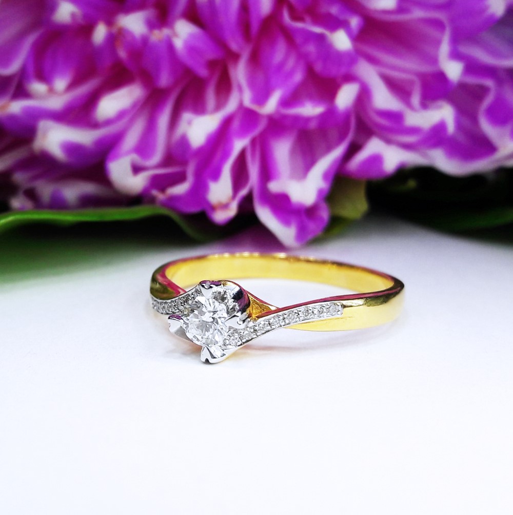 สั่งผลิตเพชรเบลเยี่ยมคัท แหวนแต่งงาน แหวนหมั้น ใส่เที่ยว ออกงาน แหวนทองคำ 18K เพชรแท้ 0.20 กะรัต 2.70 กรัม น้ำ 99 ราคาถูกมาก มีใบรับประกันค่ะ