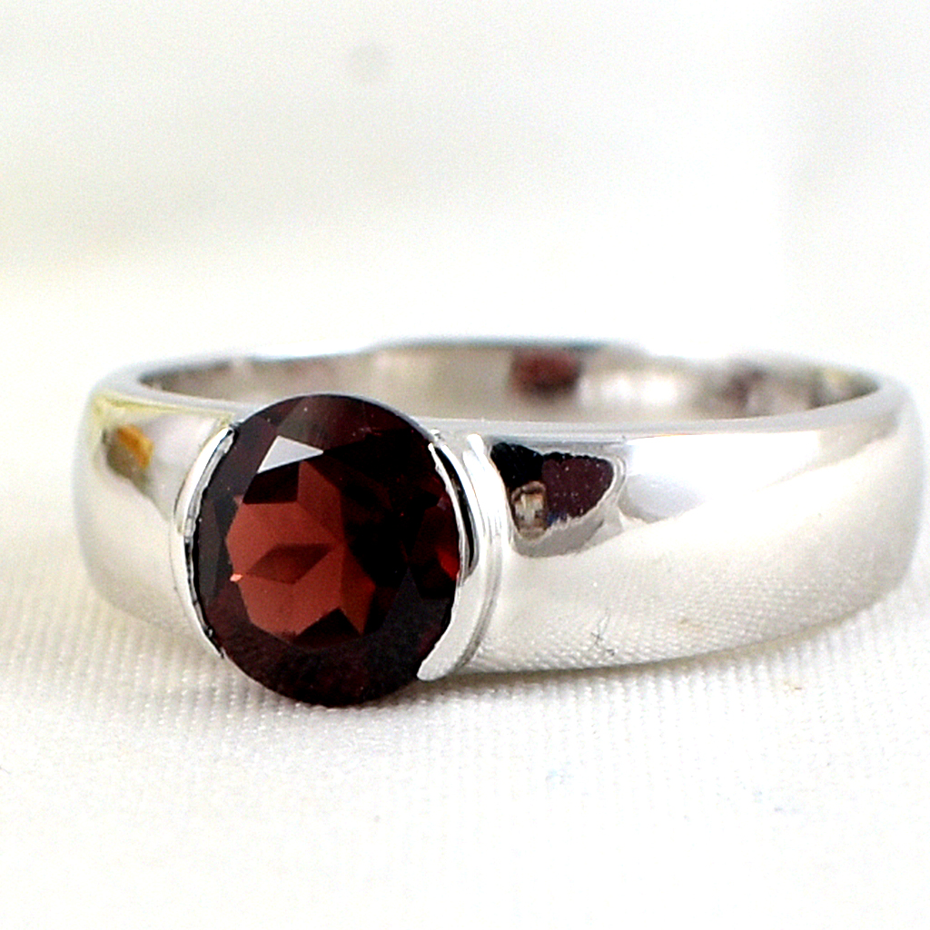 แหวนเงินแท้ราคาถูกชุบทองคำขาว โกเมนแท้ 1.60 กะรัต งานประณีตสวยงาม สั่งผลิตค่ะ