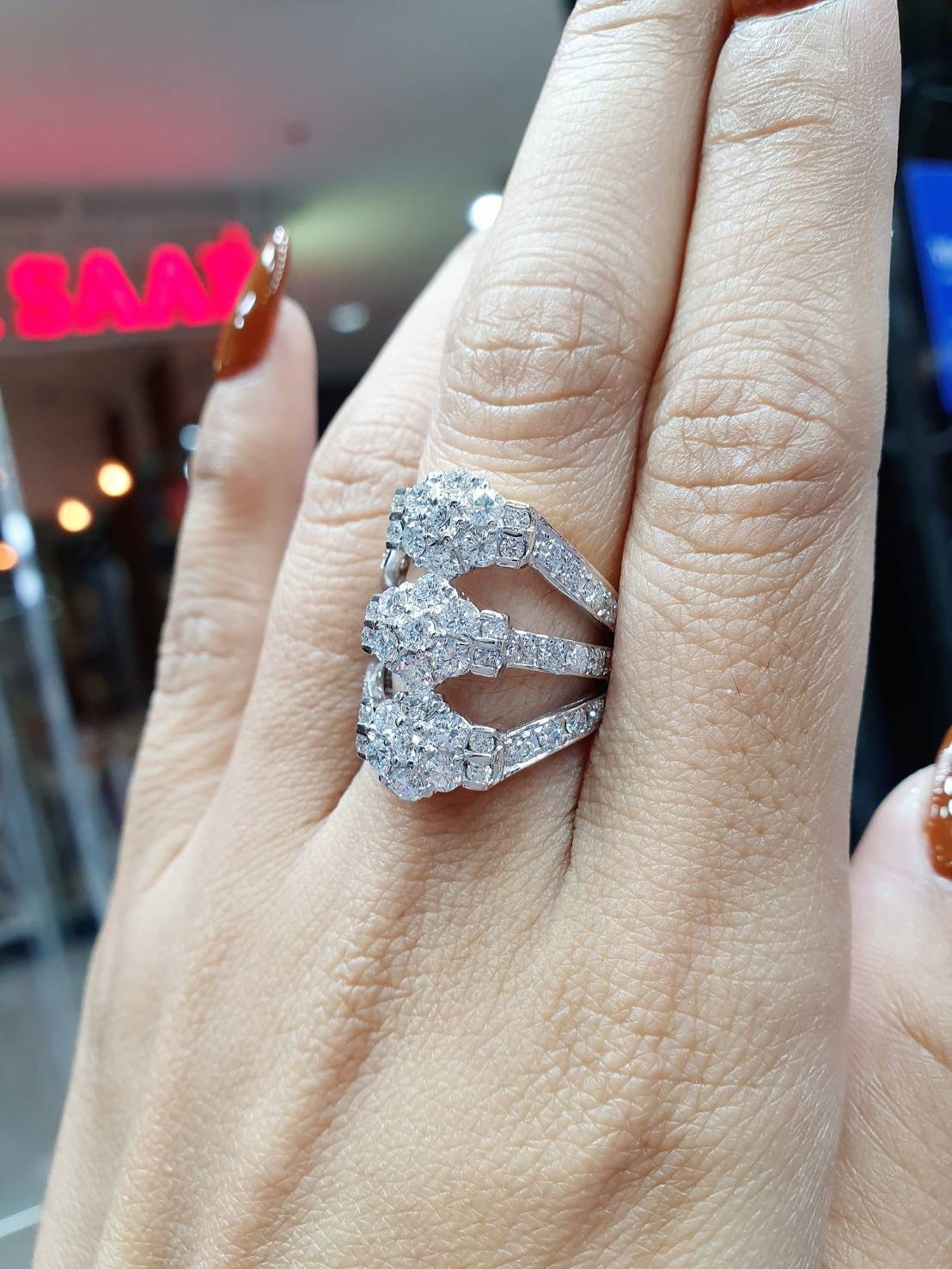 พร้อมส่งและสั่งผลิตแหวนเพชรแท้กระจุกหน้ากว้าง แหวนแต่งงาน แหวนหมั้น ใส่เที่ยว ออกงาน แหวนทองคำ 18K เพชรเบลเยี่ยมแท้ 2.85 กะรัต 57 เม็ด ราคาถูกมาก ส่งฟรี