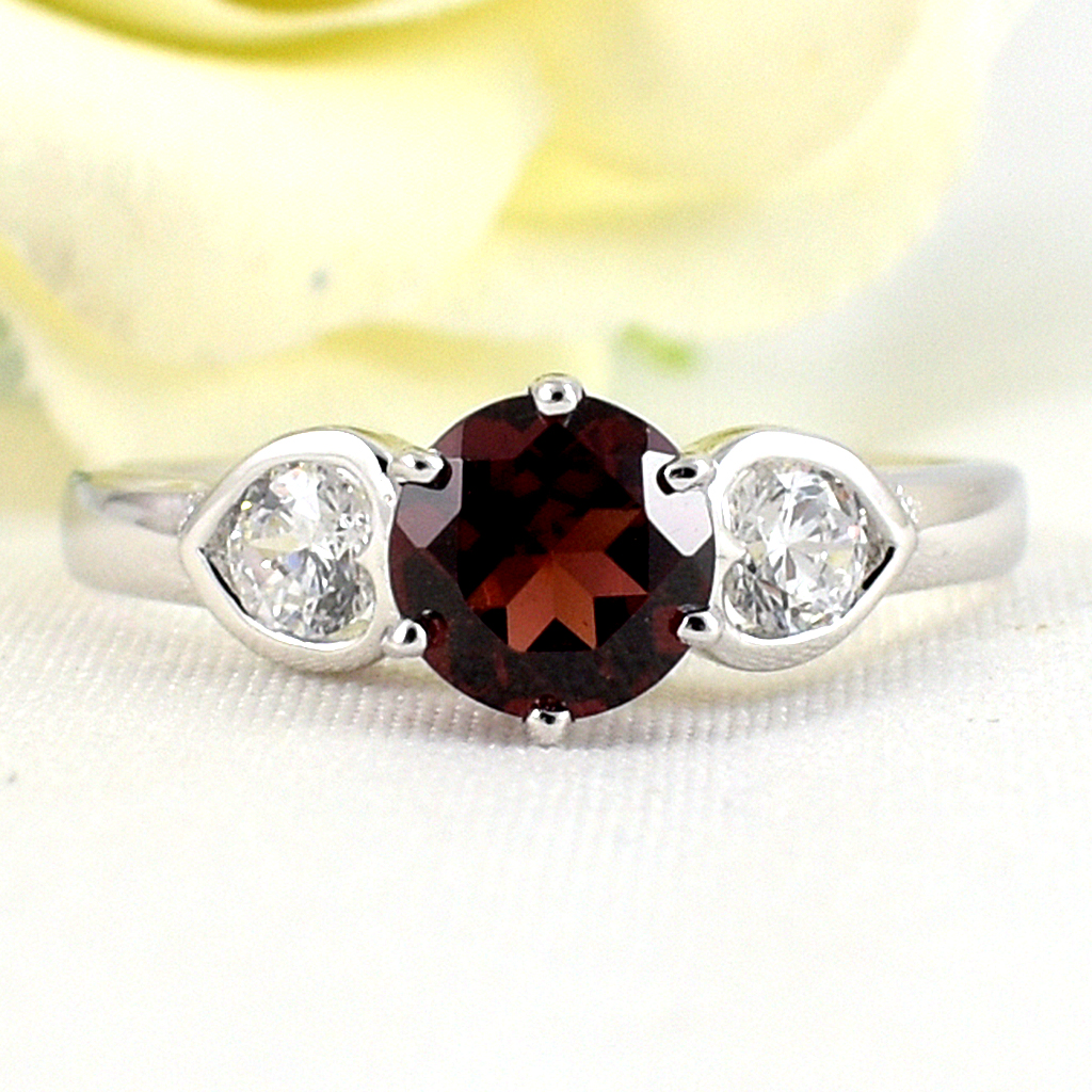 แหวนเงินแท้ราคาถูกชุบทองคำขาว พลอยแท้โกเมน 1.0 กะรัต เพชรCZ 0.34 กะรัต งานประณีตสวยงาม สั่งผลิตค่ะ