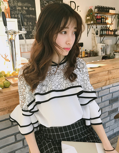 เสื้อครอปแฟชั่นแต่งเก๋ช่วงคอและต้นแขนด้วยผ้าลูกไม้สวยหวานสไตล์เกาหลี รหัส 1659-สีขาว
