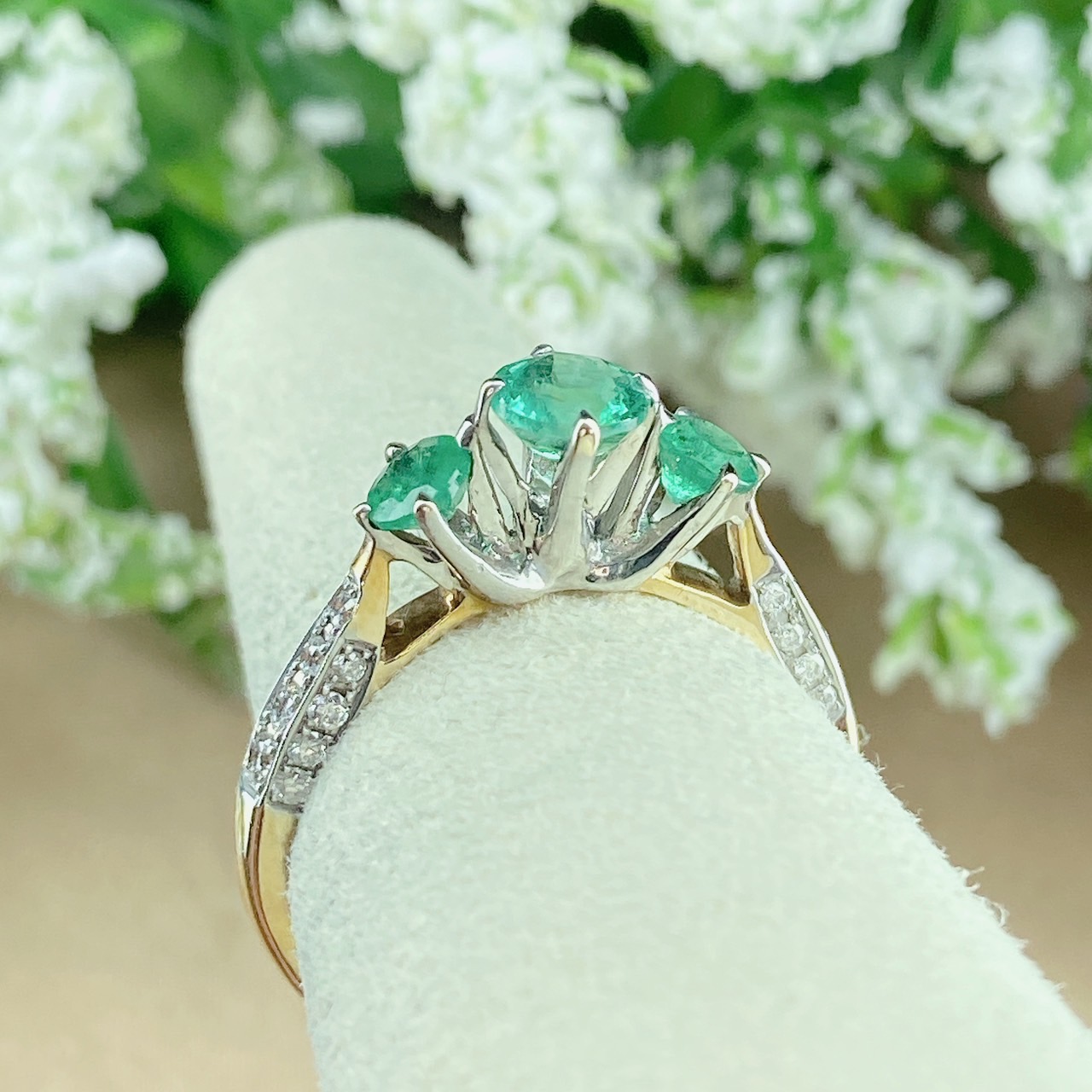 แหวนพลอยมรกตแซมเบีย เจียรเหลี่ยมเพชร ฝังแบบ Three stones ชูสูง ให้อารมณ์ตอนใส่ เหมือนใส่เเหวนแบบ Cathedral setting
