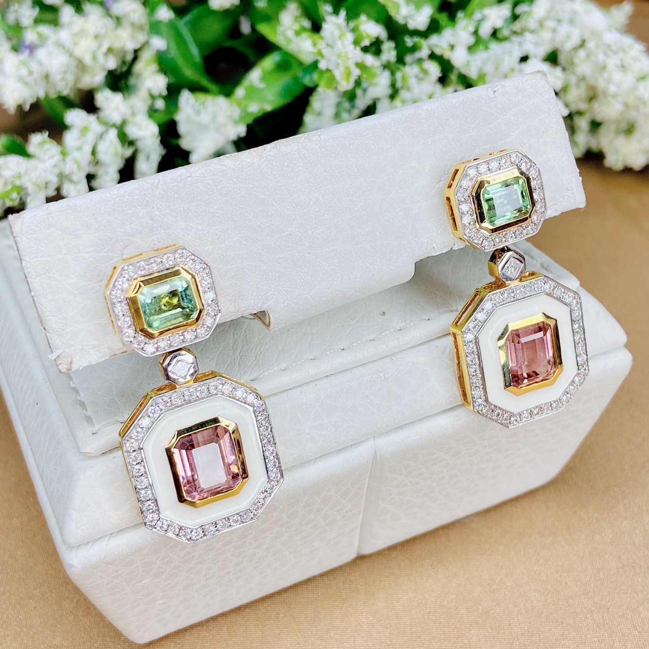 ต่างหูคู่นี้เป็นการฝังทัวร์มาลีนลงไปบนอินาเมล คือฝังลงบนตัวพลอย (Gems stone) เป็นขั้นตอนที่ยากที่สุดในการทำ จึงต้องมั่นใจว่าทำแล้วพลอยจะไม่เสียหายหรือกระทบกระเทือนแม้แต่นิดเดียว นี่คือเสน่ห์เพิ่มเติมให้กับเครื่องประดับ High Jewelry ชุดนี้ค่ะ ต่างหูพลอยดิบ
