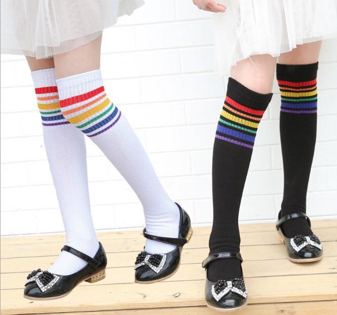 สินค้าพร้อมส่ง ถุงเท้ายาว เด็กพื้นขาวแต่งขอบสีรุ้ง