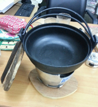 หม้อเหล็กจิ้มจุ่ม พร้อมเตาตั้งไฟ 005-TW-JP-HP1111-OP Iron Bowl Chim Chum, Stove with fire. 005-TW-JP-HP1111-OPHot and Sour Prawn Soup Dtom Yum Gkoong or Tom Yum Goong pot,酸辣虾汤火锅,Tôm nồi súp nóng và chua,ກຸ້ງຫມໍ້ແກງຮ້ອນແລະສົ້ມ, Panas dan Sour Udang periuk