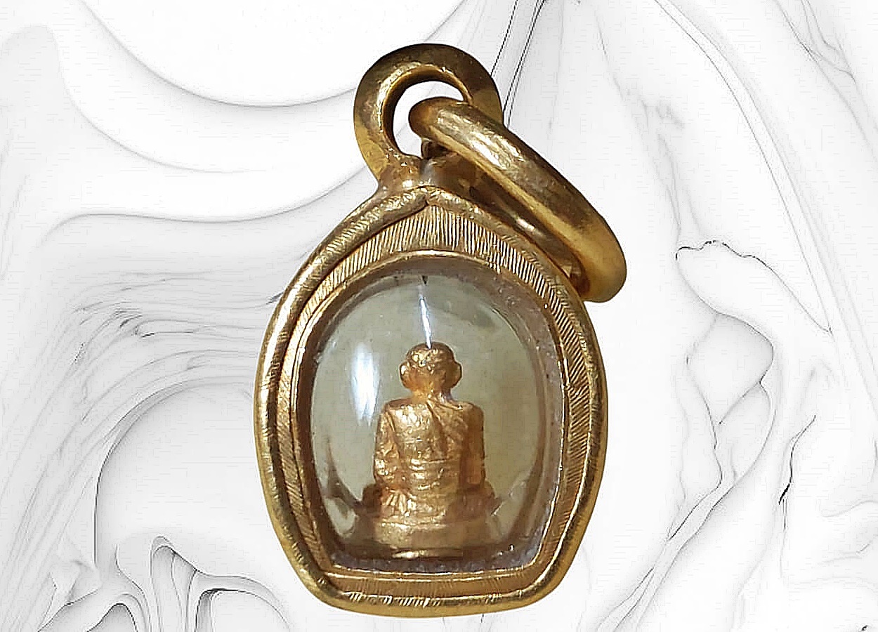 รูปเหมือนหล่อ หลวงพ่อหยอด วัดแก้วเจริญ พิมพ์จิ๋ว อายุ 84 ปี 2538 เนื้อทองคำ เลี่ยมทองคำยกซุ้มสิงห์