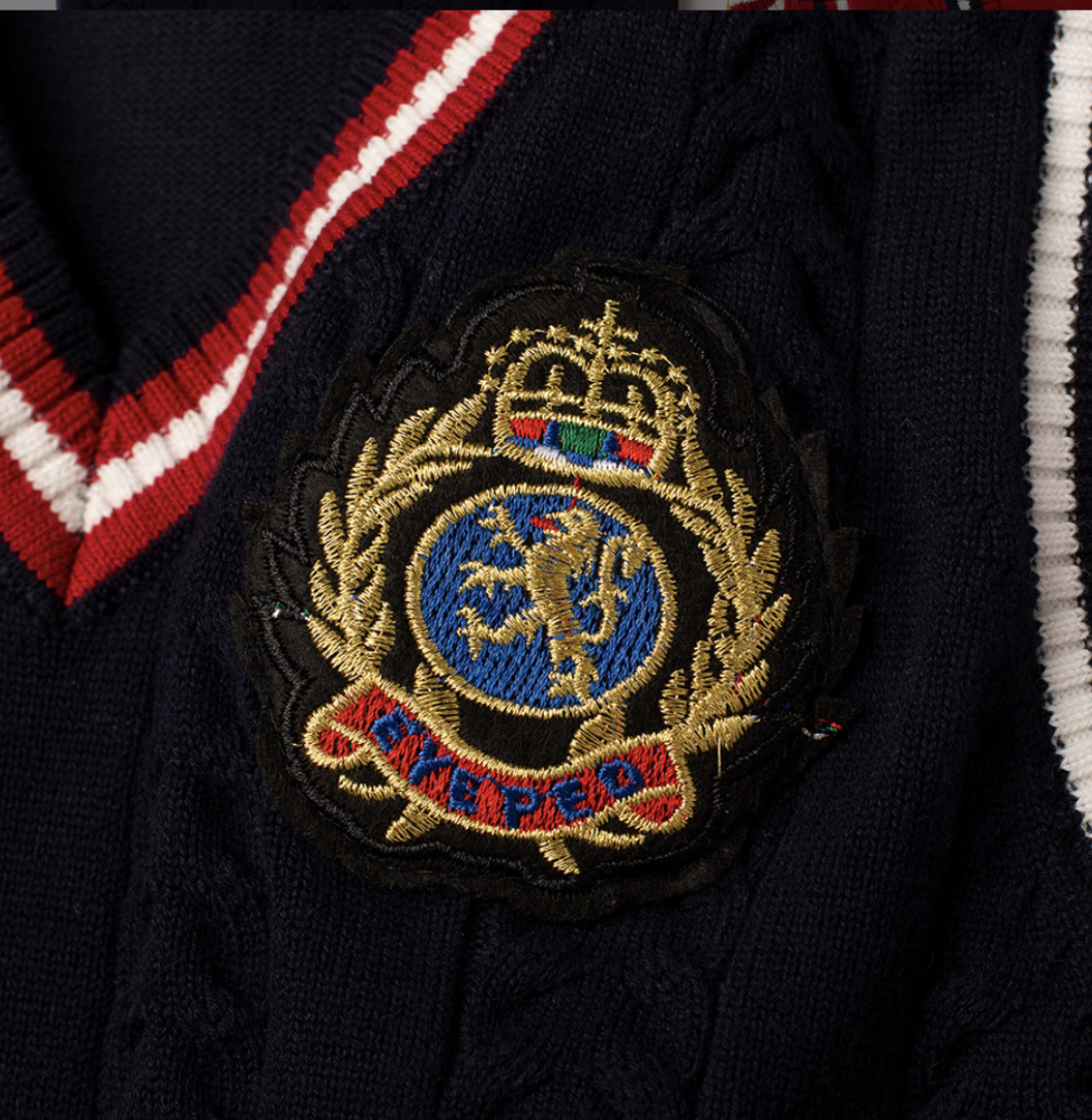 พร้อมส่ง เสื้อกันหนาว : เสื้อกั๊ก เสื้อไหมพรม สีพื้น ปักโลโก้