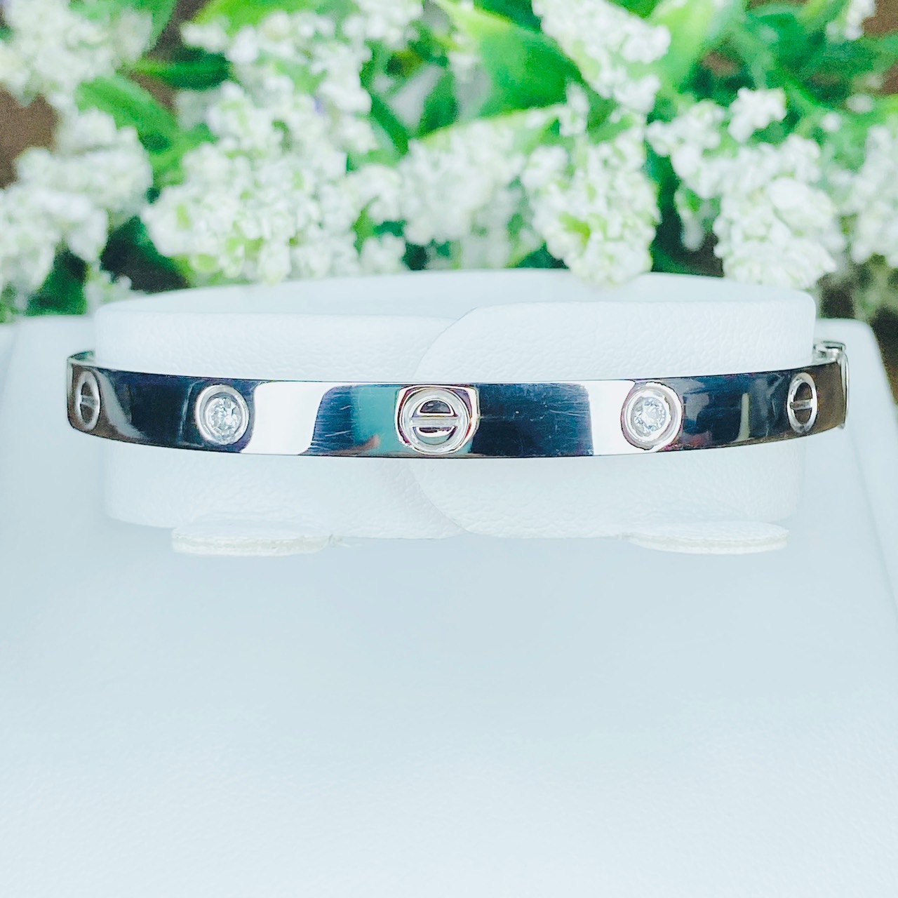 งานกำไลแบรนด์หรู คอลเลคชั่นนี้ตัวเรือนทองหนาๆคุ้มๆเลยค่ะ ตัวเรือน White Gold. ทองขาว