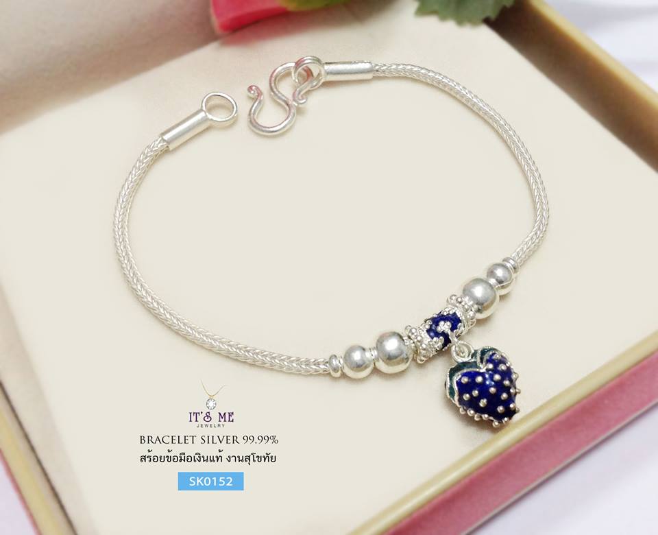 สร้อยข้อมือเงินแท้99.9% งานสุโขทัย สร้อยร้อยหัวใจสีน้ำเงิน เขียว เส้นไม่ใหญ่มากค่ะ