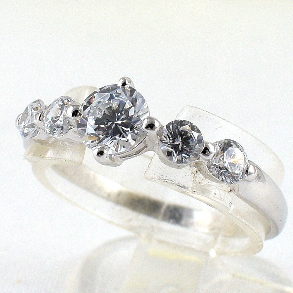 แหวนเงินแท้ราคาถูกชุบทองคำขาว เพชรCZเม็ดกลาง 0.50 กะรัต เพชรCZเม็ดข้าง 0.36 กะรัต งานประณีตสวยงาม สั่งผลิตค่ะ