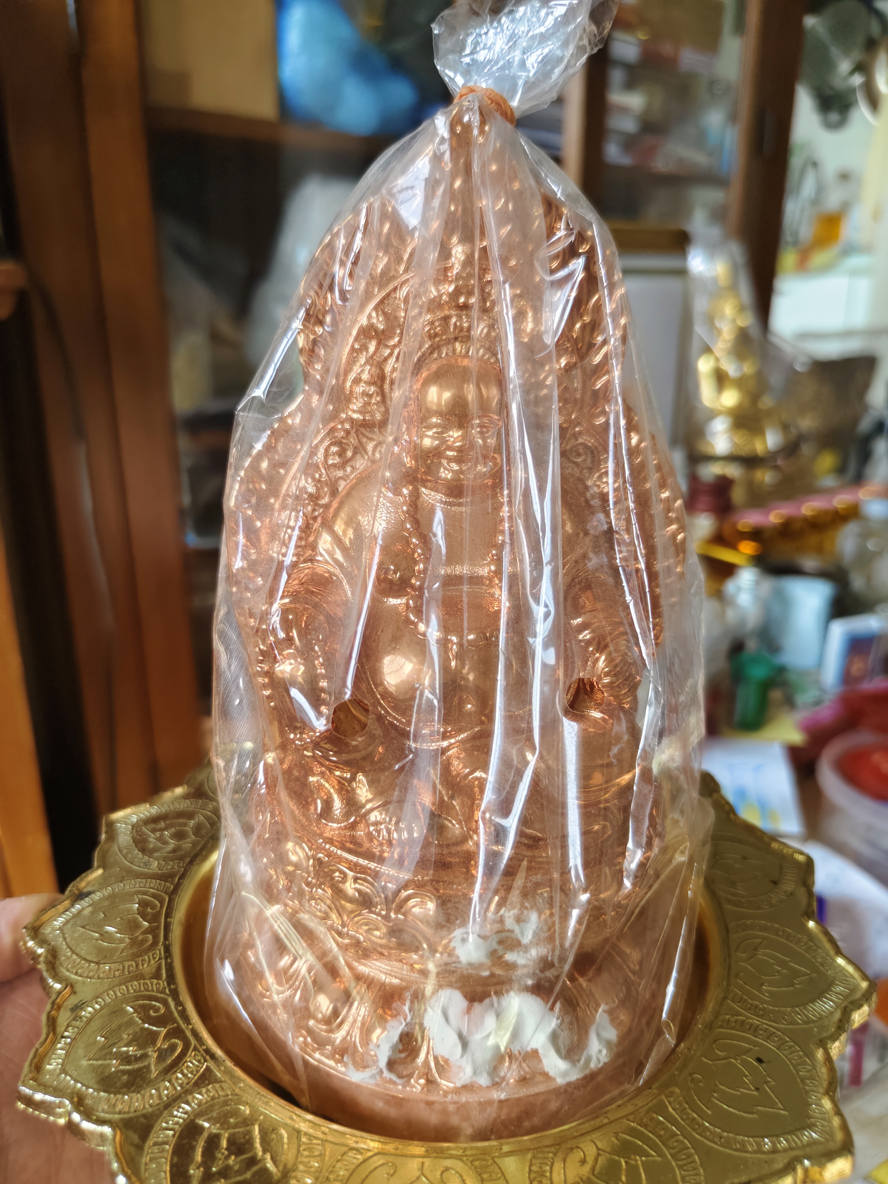 พระบูชา พระศรีอริยเมตไตรย์โพธิ์สัตว์ หนี่เต็กฮุก วัดมังกรกมลาวาส เนื้อโลหะกะหลั่ยนาค หน้าตัก 3 นิ้ว ฐาน 4 นิ้ว สูง 7 นิ้ว ภายในบรรจุมวลสาร รับจากวัดมาเมื่อ 13 กุมภาพันธ์ 2564 ตั้งทุนมูลนิธิเพื่อสามเณร สุขภาพแข็งแรง ครอบครัวสุขสันต์ มั่งคั่งร่ำรวย จิตใจเบิ