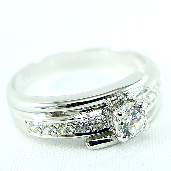 แหวนเงินแท้ราคาถูกชุบทองคำขาว เพชรCZเม็ดกลาง 0.25 กะรัต เพชรCZเม็ดข้าง 0.15 กะรัต งานประณีตสวยงาม สั่งผลิตค่ะ