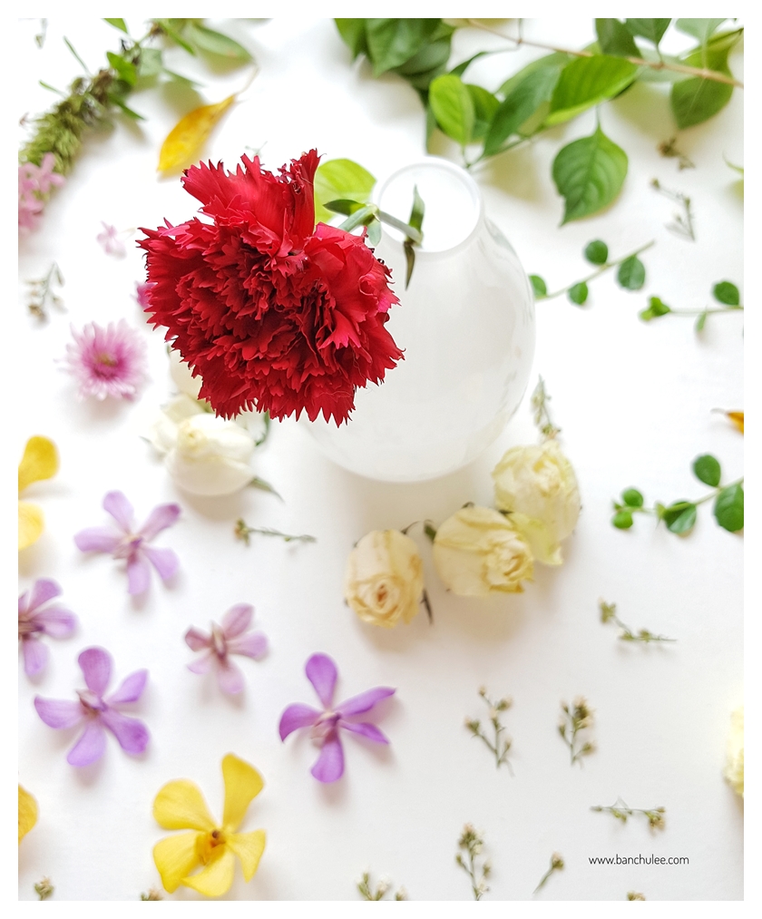 White Oval Glass Vase แจกันแก้วทรงรี สีขาว