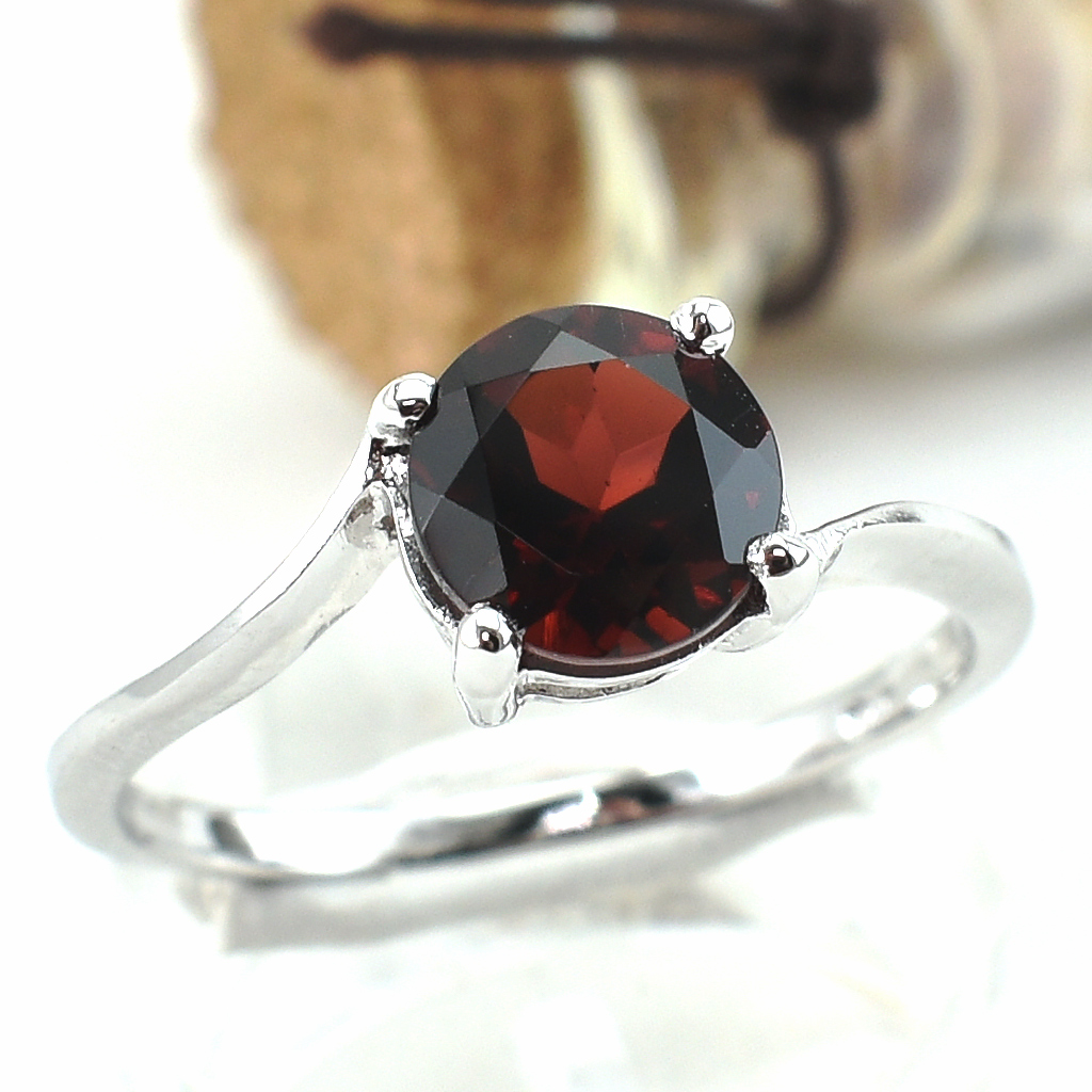 แหวนเงินแท้ราคาถูกชุบทองคำขาว โกเมนแท้ 1.65 กะรัต งานประณีตสวยงาม สั่งผลิตค่ะ