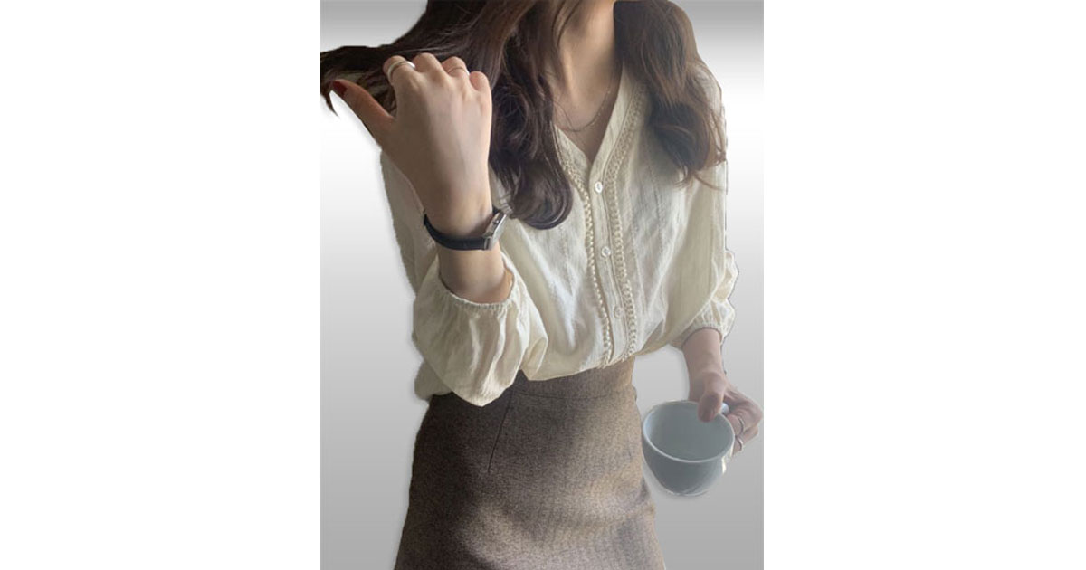 เสื้อเชิ๊ตแฟชั่นสีขาวแต่งสลับลายผ้างานสวยหรู รหัส2295