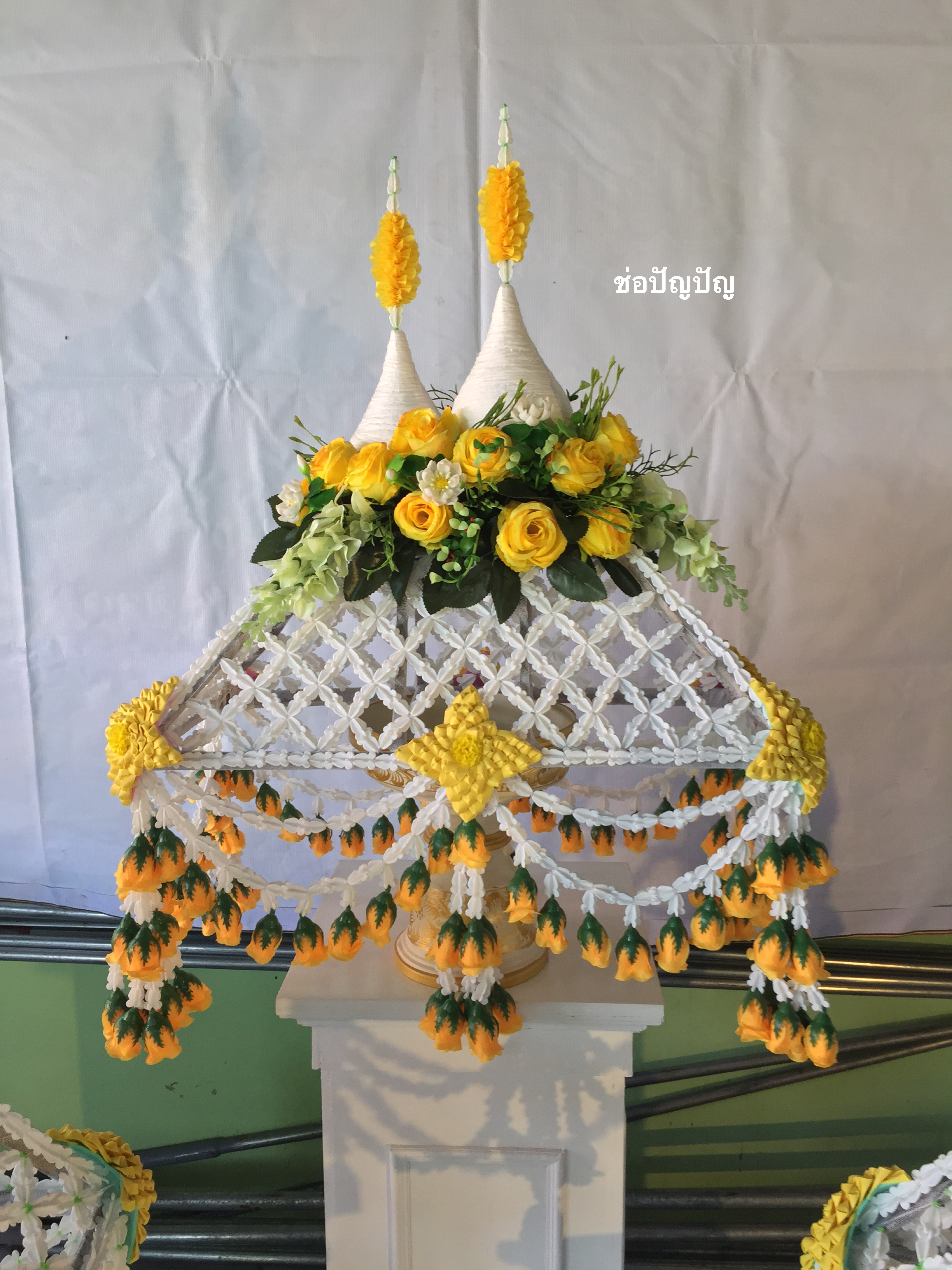 ที่คลุมผ้าไตรดอกไม้ประดิษฐ์