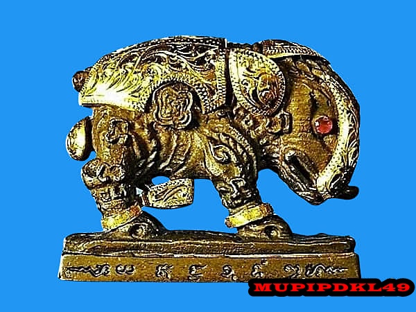 พญาหมูพลิกแผ่นดิน(นารายณ์อวตารปราบมาร) หลวงปู่กาหลงเขี้ยวแก้ว วัดเขาแหลม จ.สระแก้ว เลี่ยมทองเป็นชิ้น คลาสสิกมาก