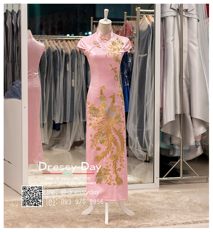 รหัส ชุดกี่เพ้ายาว : KPL044 ชุดกี่เพ้าประยุกต์ราคาถูกลายนกยูง ชุดกี่เพ้าสวยๆ สีชมพู งานปักเลื่อมมือ สวยๆ กระโปรงผ่าข้าง ใส่เป็นชุดกี่เพ้าแต่งงานก็สวยคะ