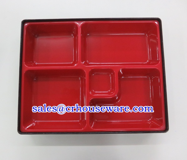 กล่องเบนโตะพลาสติกนำเข้า มี 5 ช่อง มีฝาปิดสีดำ 005-TW-BT1