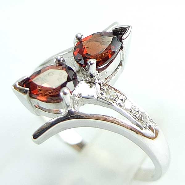 แหวนเงินแท้ราคาถูกชุบทองคำขาว พลอยแท้โกเมน 1.10 กะรัต เพชรCZ 0.09 กะรัต งานประณีตสวยงาม สั่งผลิตค่ะ