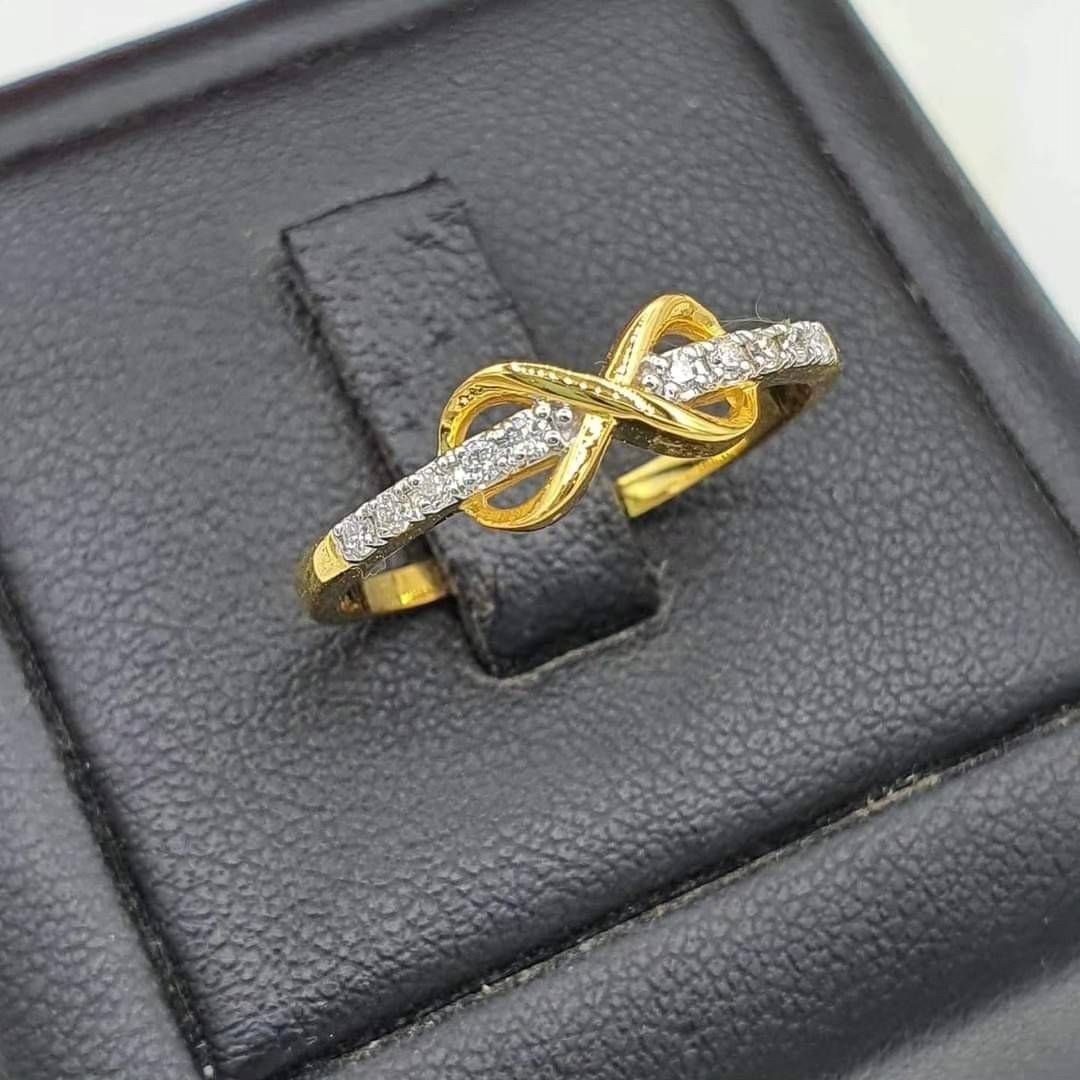 พร้อมส่งและสั่งผลิตแหวนเพชรแท้อินฟินิตี้ มีกินมีใช้ไม่มีที่สิ้นสุด แหวนแต่งงาน แหวนหมั้น ใส่เที่ยว ออกงาน แหวนทองคำ 9K เพชรเกสรแท้ 0.10 กะรัต 10 เม็ด ราคาถูกมาก ส่งฟรี