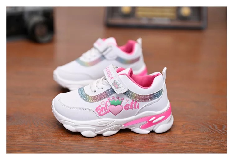 รองเท้าผ้าใบ ไล่ขอบสีรุ้ง แต่งขอบสีชมพู