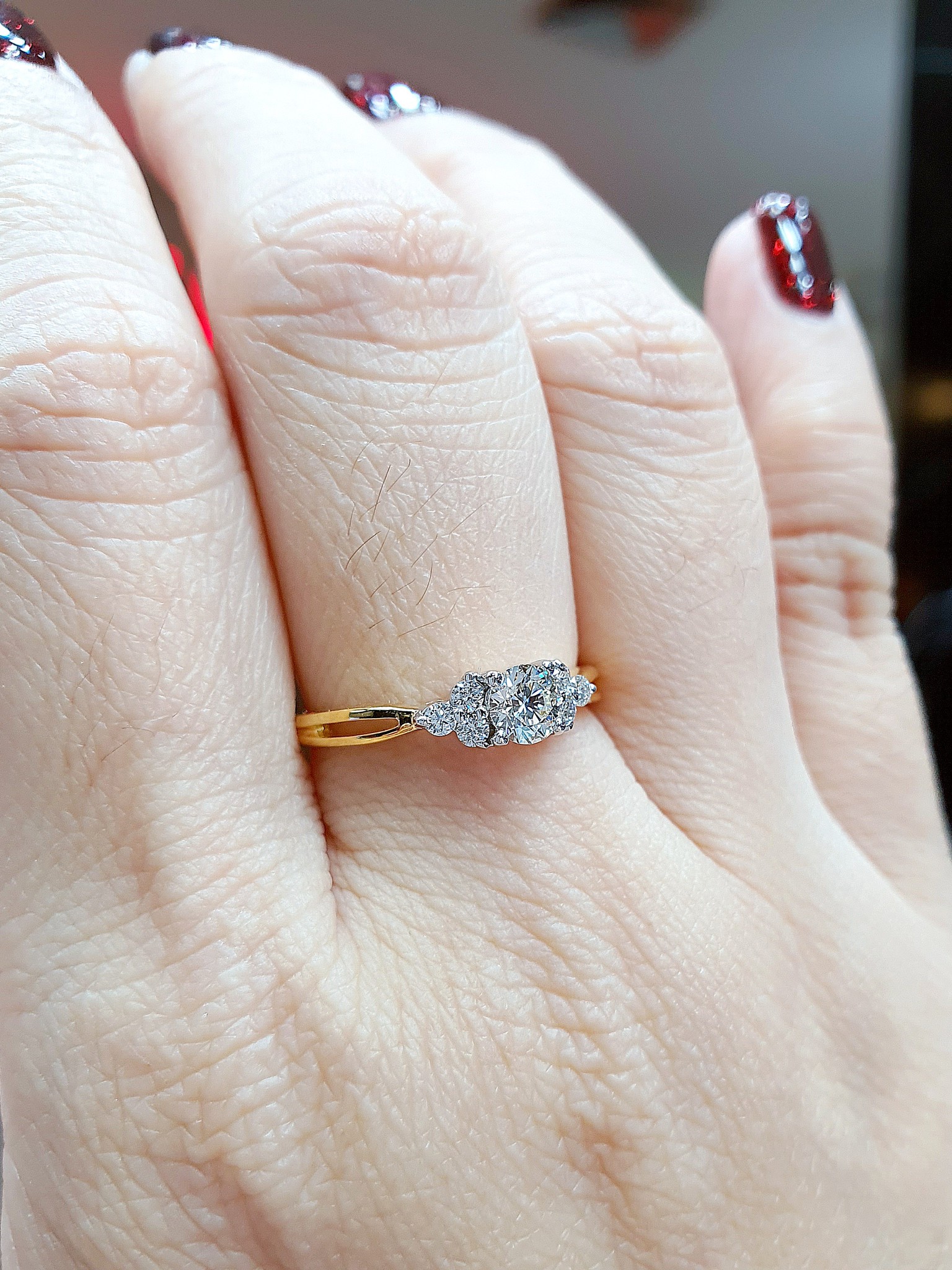 พร้อมส่งและสั่งผลิตแหวนเพชรแท้ชูเหลี่ยมสวยคมกริบประดับเพชรบริวารข้างดีไซน์สวยคลาสสิค ใส่ได้ทุกวันทุกโอกาส แหวนแต่งงาน แหวนหมั้น ใส่เที่ยว ออกงาน แหวนทองคำ18K เพชรแท้ 0.46 กะรัต 7 เม็ด ราคาถูกมาก ส่งฟรี