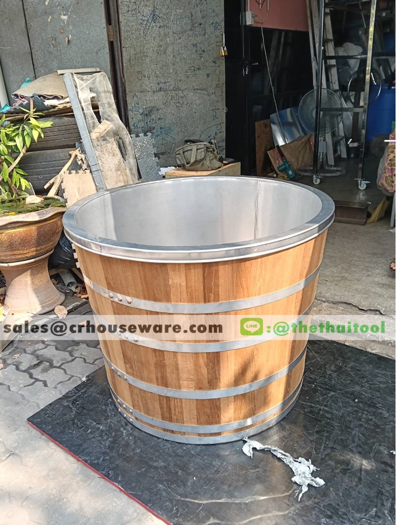 อ่างไม้สปาพร้อมอ่างสแตนเลสด้านใน มีที่นั่งด้านในพร้อมฝาและบันได 013-10080