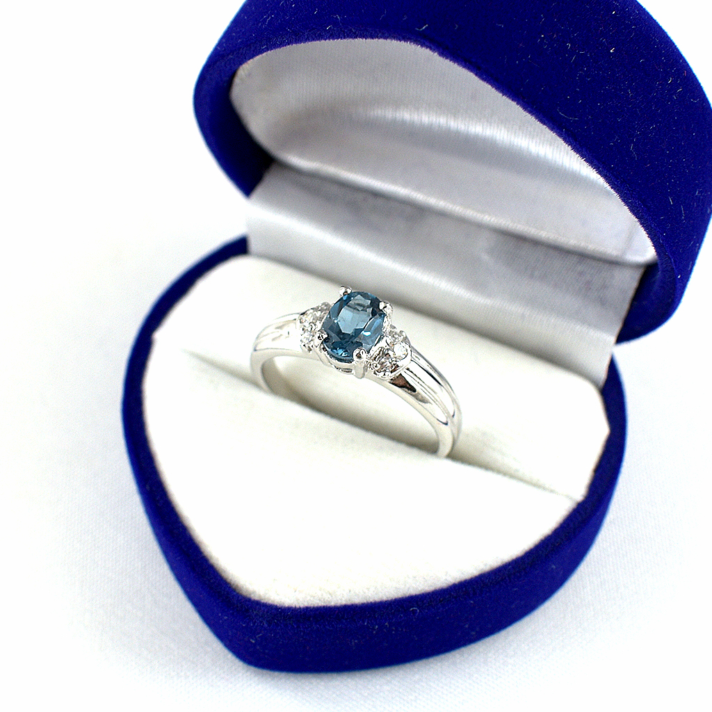 แหวนเงินแท้ราคาถูกชุบทองคำขาว ลอนดอนบลูโทปาซแท้ 0.95 กะรัต เพชรCZ 0.11 กะรัต งานประณีตสวยงาม สั่งผลิตค่ะ