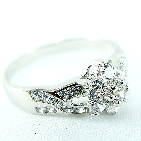 แหวนเงินแท้ราคาถูกชุบทองคำขาว เพชรCZเม็ดกลาง 0.42 กะรัต เพชรCZเม็ดข้าง 0.27 กะรัต งานประณีตสวยงาม สั่งผลิตค่ะ