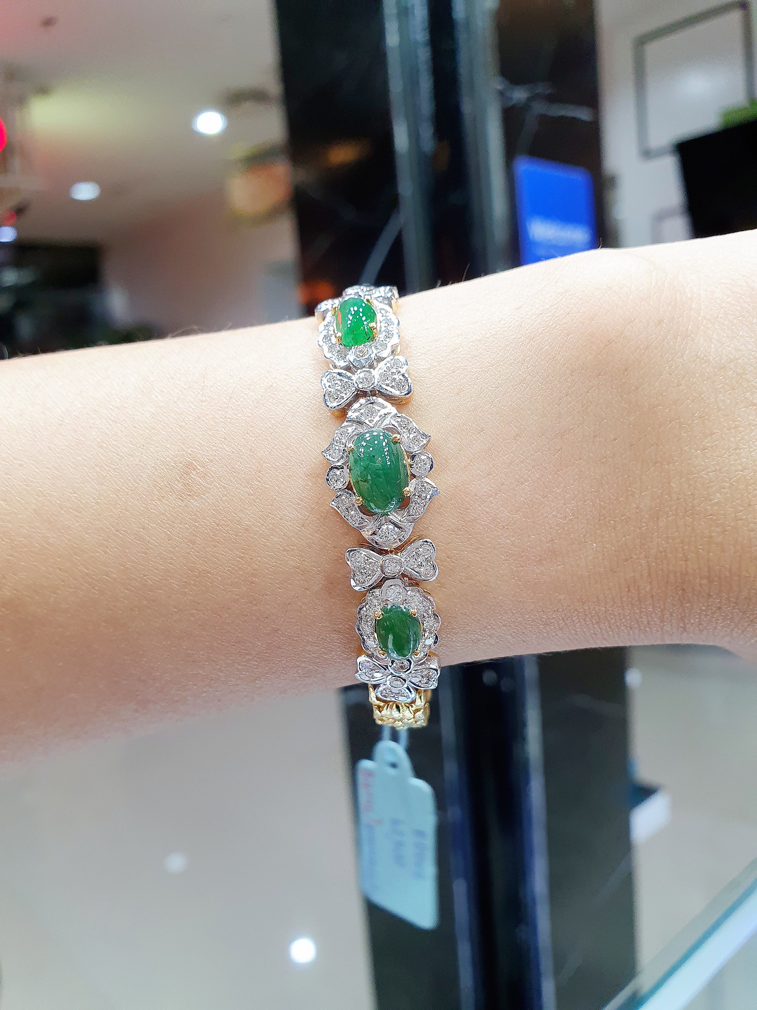 พร้อมส่งและสั่งผลิตสร้อยข้อมือทองเพชรแท้ขาวสวยไฟดี ตัวเรือนแข็งแรงชิ้นนี้สุดคุ้มค่ะ พลอยหยกพม่าสีสวยธรรมชาติ Type A ดีไซน์หน้ากว้างหรูหรา แต่งงาน หมั้น ใส่เที่ยว ออกงาน ทองคำ 18K เพชรแท้ 1.08 กะรัต 70 เม็ด ราคาถูกมาก ส่งฟรี