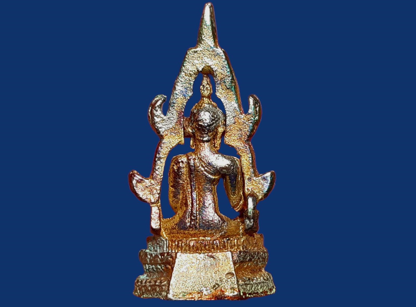 รูปเหมือนหล่อ สมเด็จองค์ปฐม วัดโขงขาว จ.เชียงใหม่ หลวงพ่อฤาษีลิงดำ วัดท่าซุง ปี 2521 เนื้อตะกั่วชุบทอง สร้างจำนวน 3,000 องค์ ขนาด 1.7 x 3.7 cm.