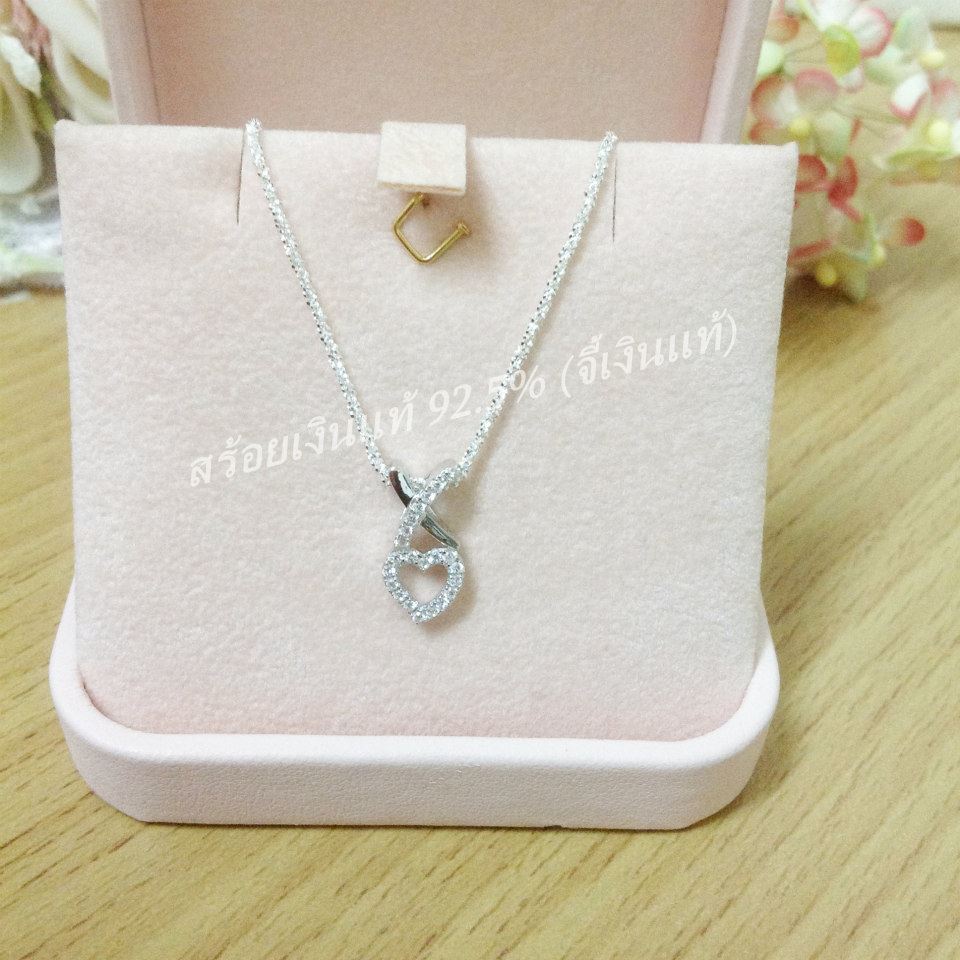 จี้เงินแท้ รูป "X" และ "O" ต่อกันรวมเป็นคำว่า "XO"