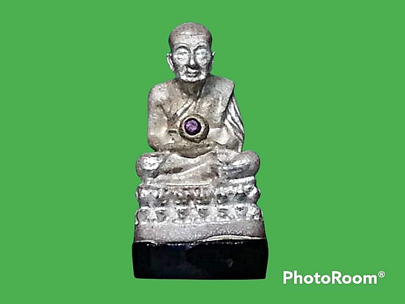 รูปเหมือน หลวงปู่ทวด วัดช้างให้ จ.ปัตตานี เนื้อเงิน ฐานนิล ถือน้ำเต้าพลอยแดง งานJewelry สวยงามมาก