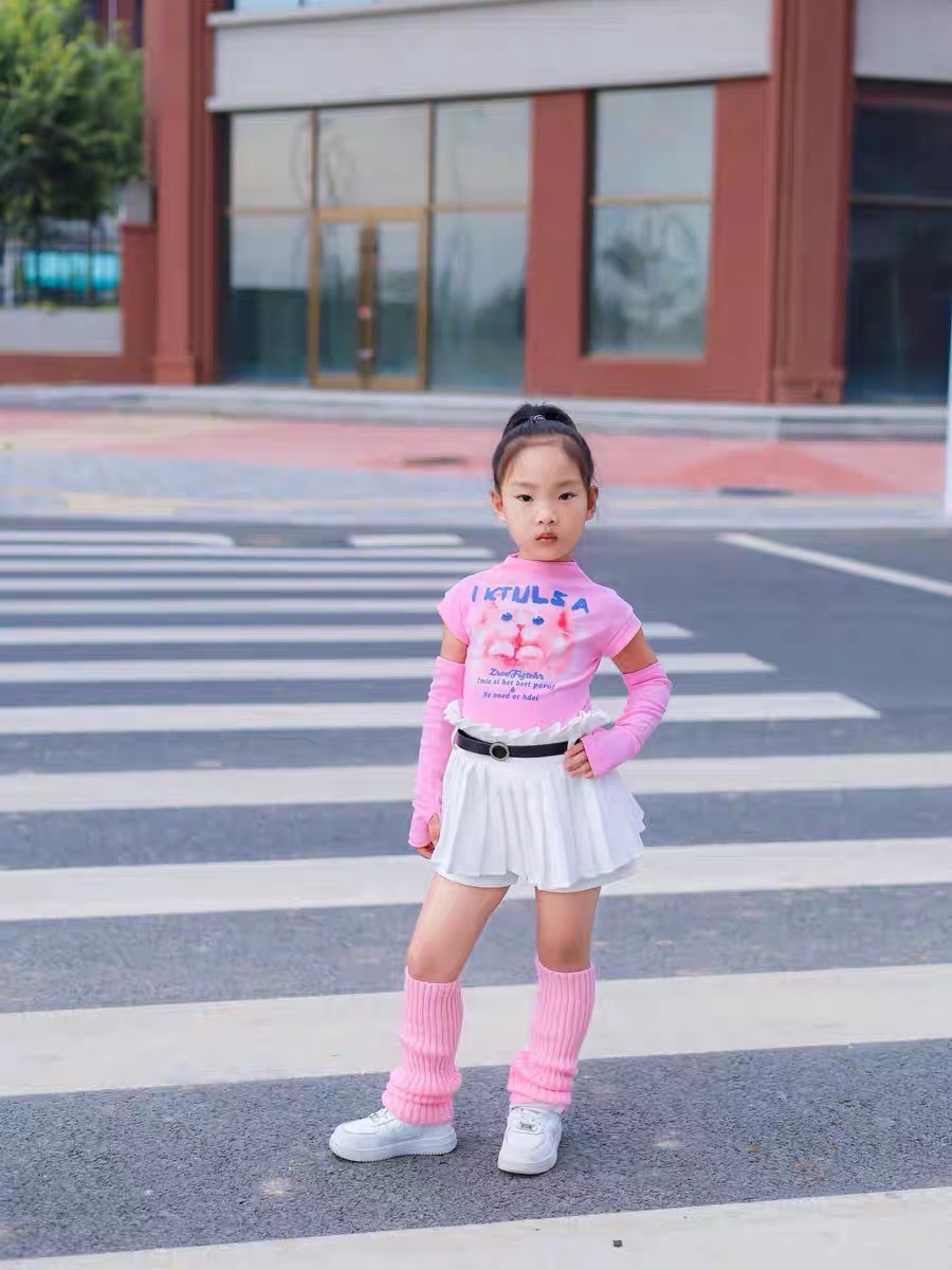 พร้อมส่ง***ชุดเต้น ลายแมว สไตล์เกาหลี เซ็ตเสื้อTKIAULS+กางเกงกระโปรง