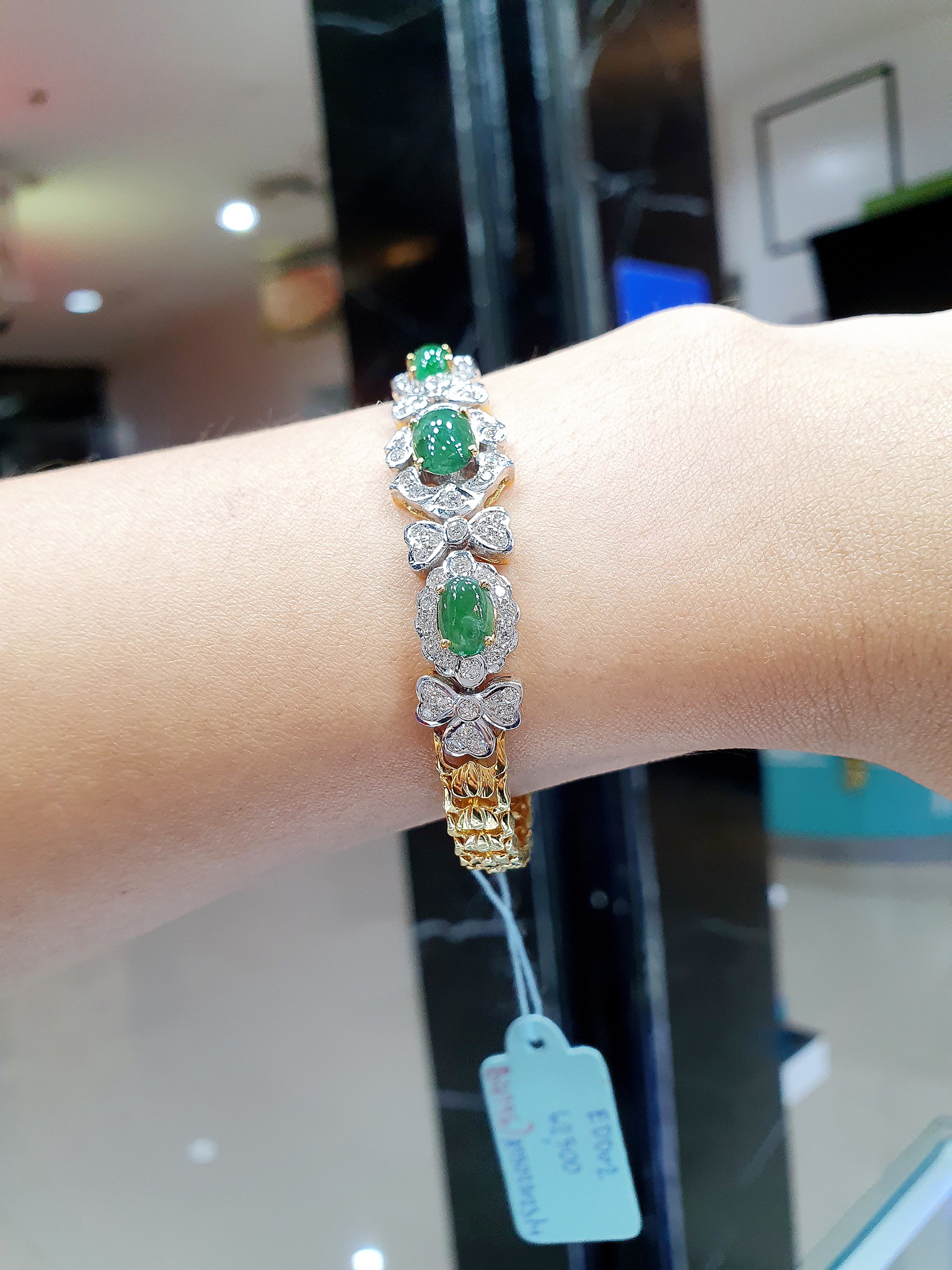 พร้อมส่งและสั่งผลิตสร้อยข้อมือทองเพชรแท้ขาวสวยไฟดี ตัวเรือนแข็งแรงชิ้นนี้สุดคุ้มค่ะ พลอยหยกพม่าสีสวยธรรมชาติ Type A ดีไซน์หน้ากว้างหรูหรา แต่งงาน หมั้น ใส่เที่ยว ออกงาน ทองคำ 18K เพชรแท้ 1.08 กะรัต 70 เม็ด ราคาถูกมาก ส่งฟรี