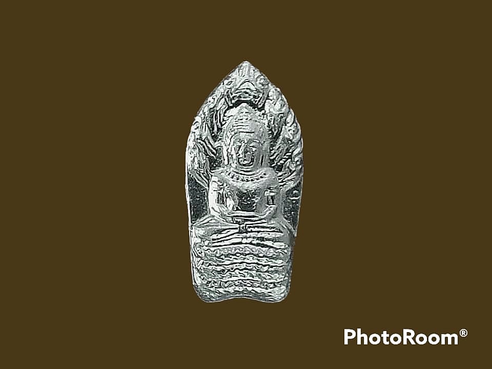 นาคปรก ใบมะขาม หลวงพ่อคูณ ปริสทฺโธ วัดบ้านไร่ จ.นครราชสีมา เลี่ยมทองคำ ไม่มีห่วง