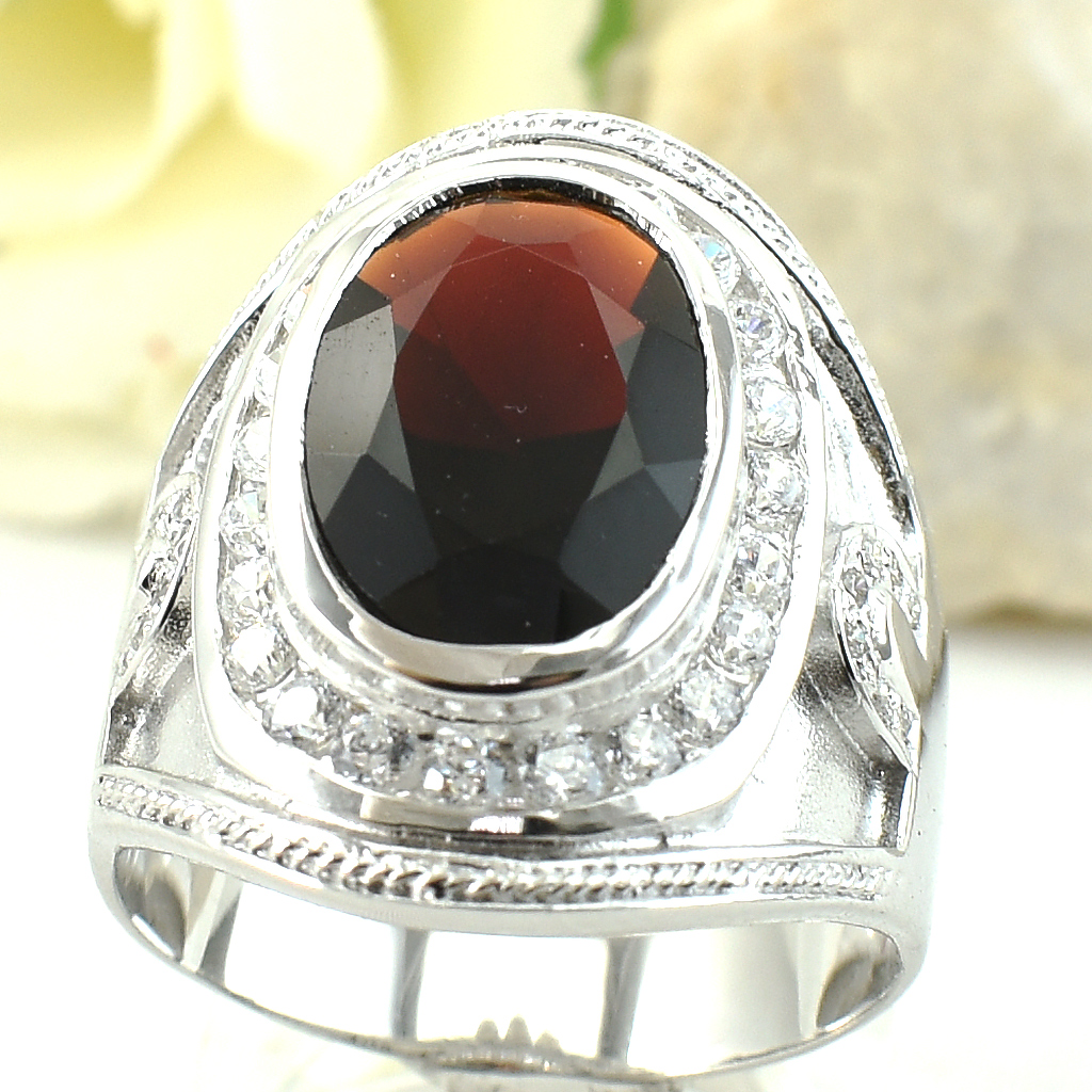 แหวนเงินแท้ราคาถูกชุบทองคำขาว พลอยแท้โกเมน 6.25 กะรัต เพชรCZ 0.80 กะรัต งานประณีตสวยงาม สั่งผลิตค่ะ