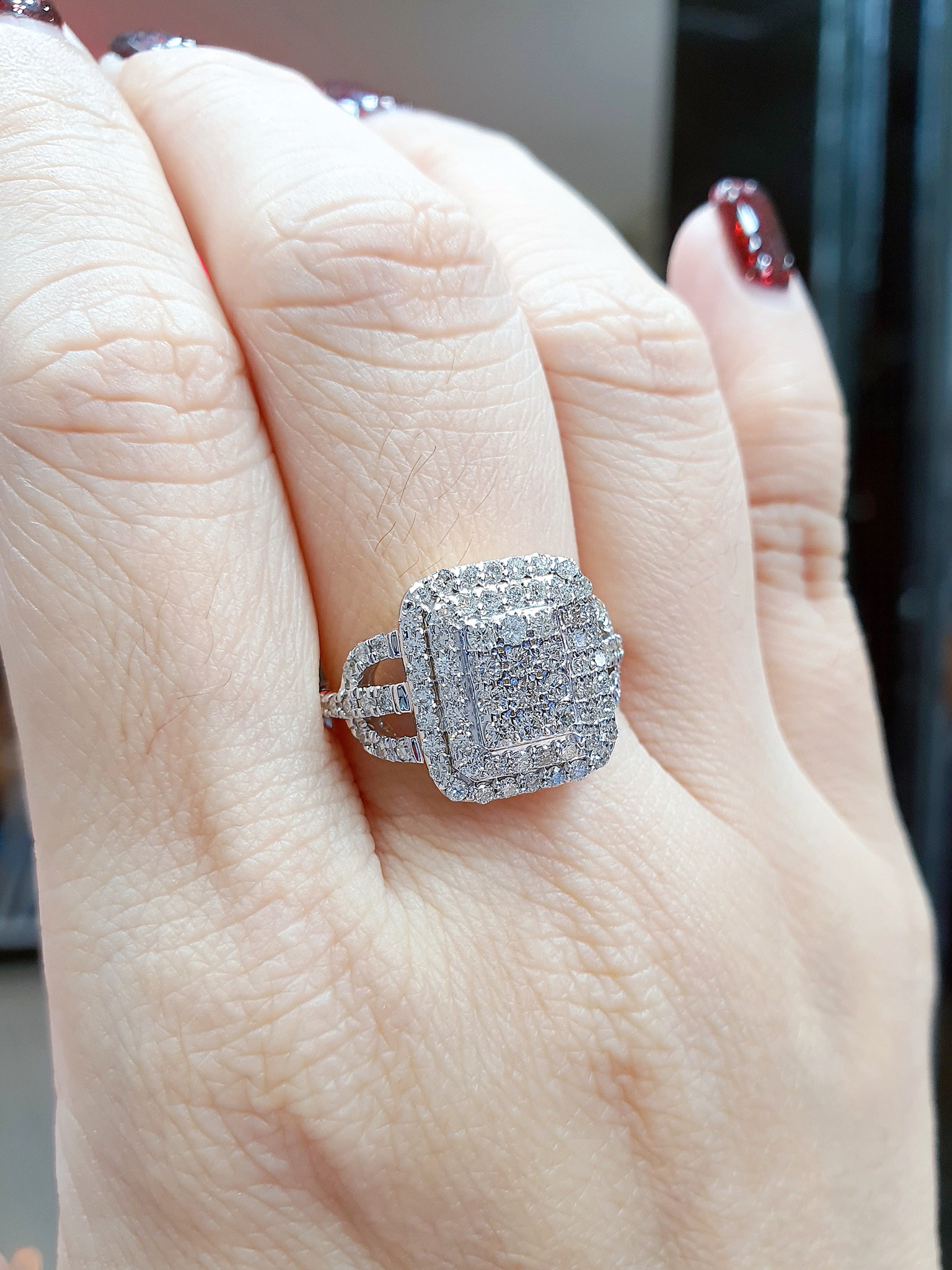 พร้อมส่งและสั่งผลิตแหวนเพชรแท้ทรงเหลี่ยมสวยหรูหรา ฝังเพชรเต็มๆหน้าสวยเด่นสะดุดตา แหวนแต่งงาน แหวนหมั้น ใส่เที่ยว ออกงาน แหวนทองคำ 9K เพชรเบลเยี่ยมแท้ 0.90 กะรัต 88 เม็ด ราคาถูกมาก ส่งฟรี